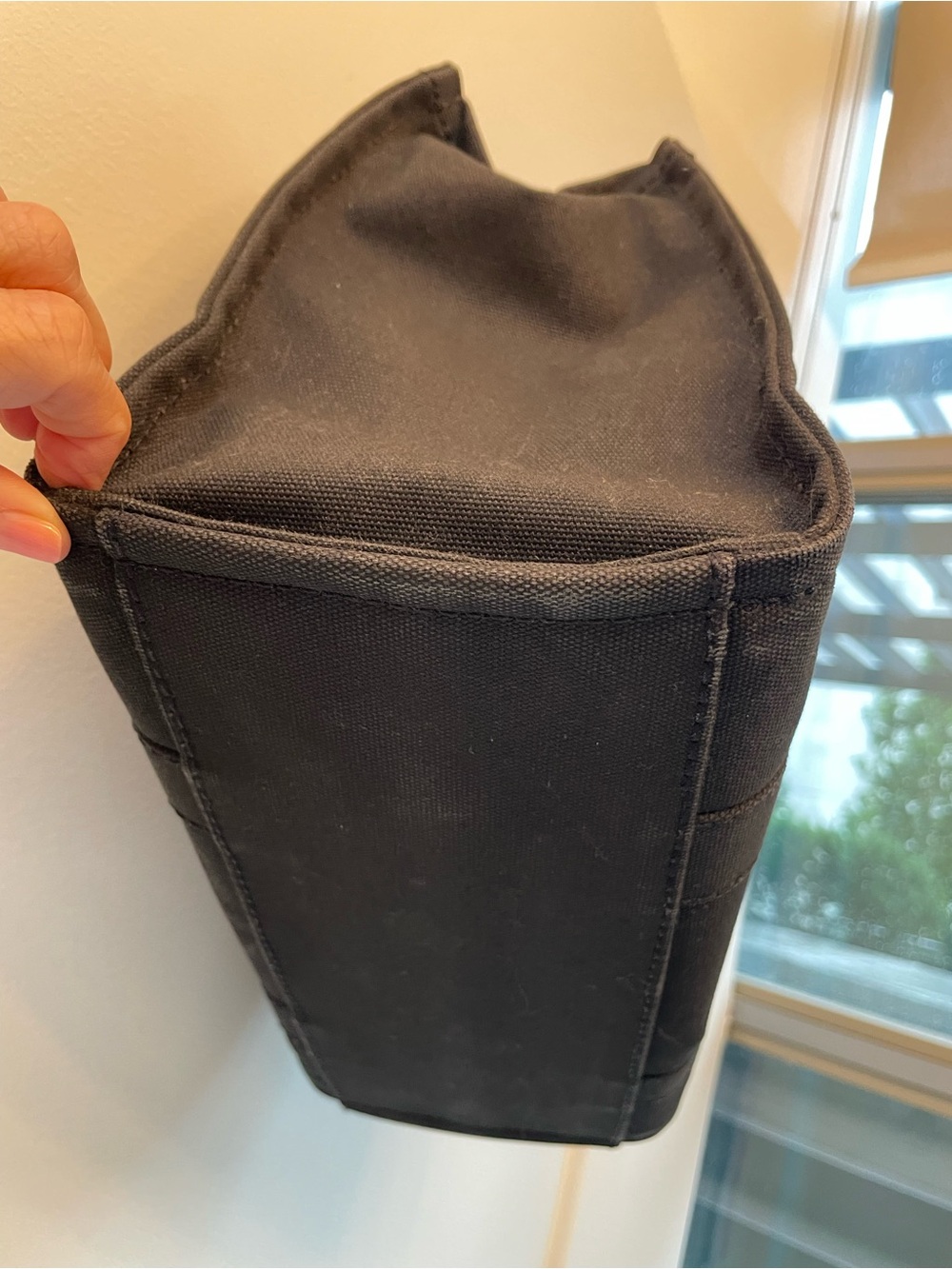 Marc Jacobs Black 'The Tote Bag' Messenger Tote Medium with Extra Logo Strap - Picture 9 of 16